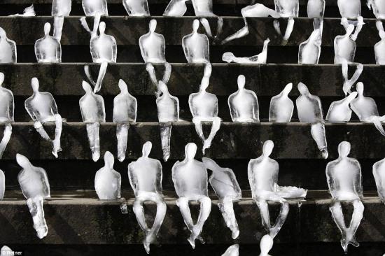 在德国柏林,巴西女艺术家内莱·阿泽维多(nele azevedo)将1000尊冰雕
